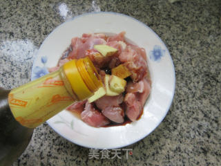鸡腿肉丁炒豇豆步骤5