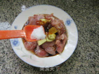 鸡腿肉丁炒豇豆步骤7