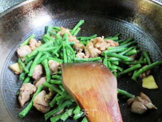 鸡腿肉丁炒豇豆步骤11