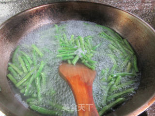 鸡腿肉丁炒豇豆步骤9