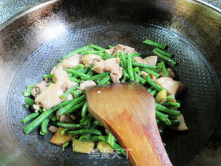 鸡腿肉丁炒豇豆步骤13