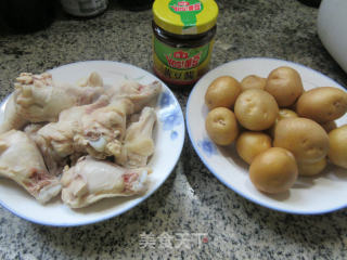 小土豆烧鸡翅根步骤1