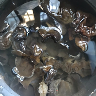 彩椒洋葱炒木耳步骤1