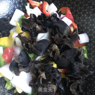 彩椒洋葱炒木耳步骤7