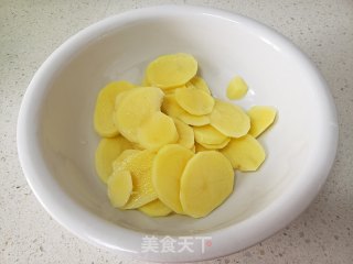 土豆片炒腊肠步骤2