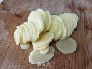 土豆片炒腊肠步骤1