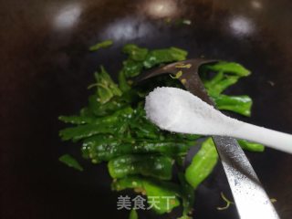 辣椒炒皮蛋步骤2