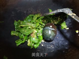 辣椒炒皮蛋步骤3
