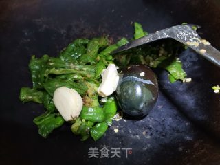 辣椒炒皮蛋步骤4