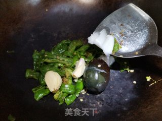 辣椒炒皮蛋步骤5