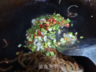 猪皮炒青红辣椒步骤2
