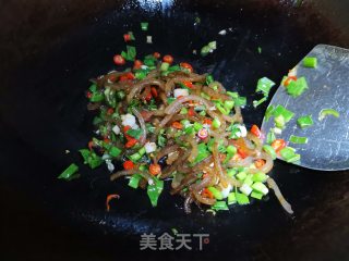 猪皮炒青红辣椒步骤5
