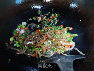 猪皮炒青红辣椒步骤4