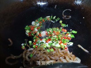 猪皮炒青红辣椒步骤3
