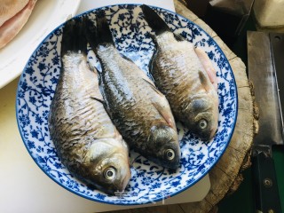 砂锅鲫鱼炖豆腐步骤1
