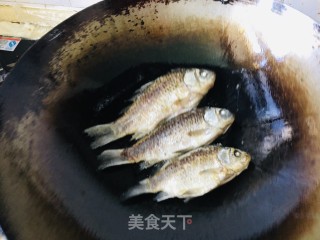 砂锅鲫鱼炖豆腐步骤2