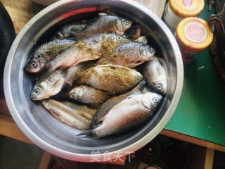 干炸小鲫鱼步骤2