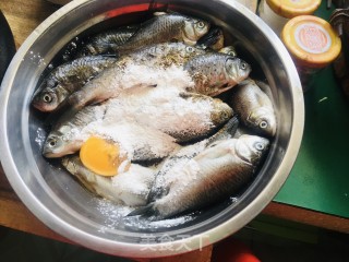 干炸小鲫鱼步骤3