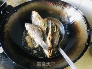 干炸小鲫鱼步骤7