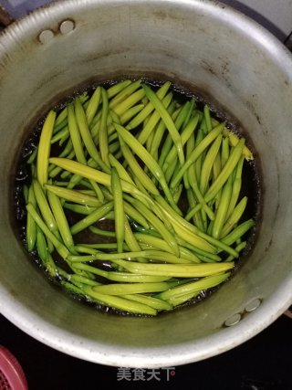 清炒黄花菜步骤2
