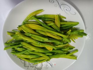 清炒黄花菜步骤3