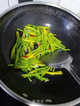 清炒黄花菜步骤7
