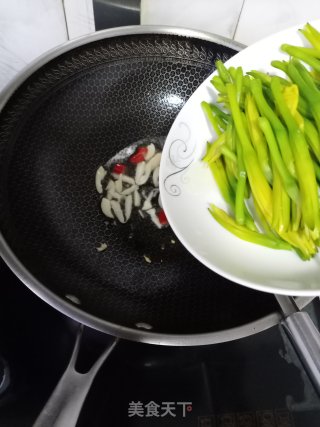 清炒黄花菜步骤6