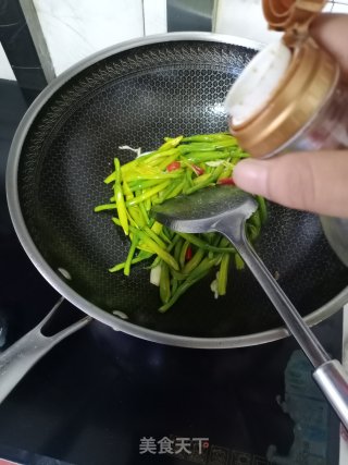 清炒黄花菜步骤9