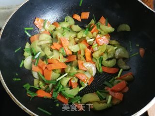 黄瓜炒胡萝卜步骤5