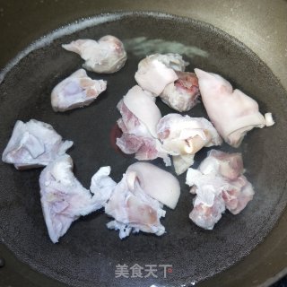 猪脚炖鹿茸菇步骤1