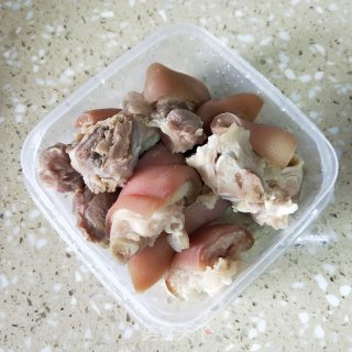 猪脚炖鹿茸菇步骤3
