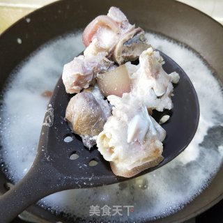 猪脚炖鹿茸菇步骤2
