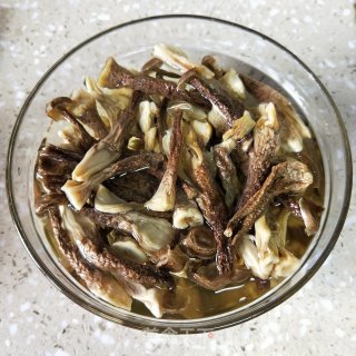 猪脚炖鹿茸菇步骤4