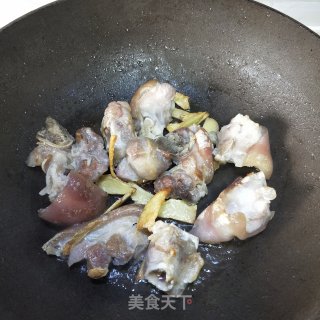 猪脚炖鹿茸菇步骤7