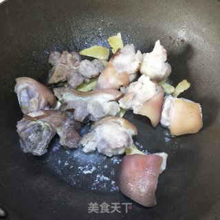 猪脚炖鹿茸菇步骤6