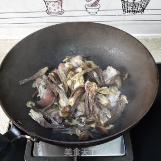 猪脚炖鹿茸菇步骤8