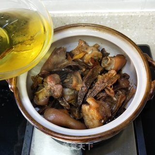 猪脚炖鹿茸菇步骤10
