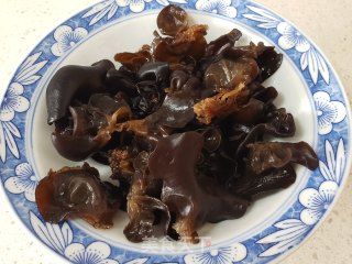洋葱木耳炒卤肉步骤2
