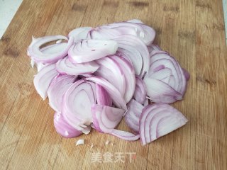 洋葱木耳炒卤肉步骤1