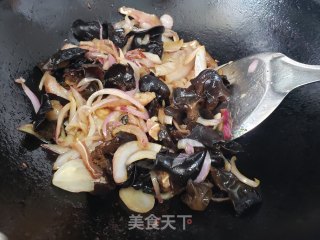 洋葱木耳炒卤肉步骤4