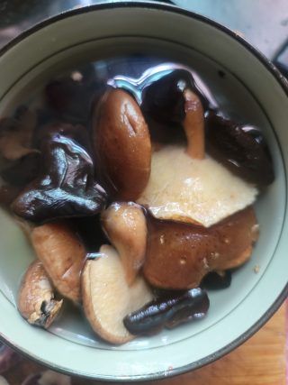 黑木耳香菇蒸鸡步骤2