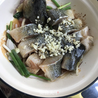 蒜香无水焗鲈鱼步骤7