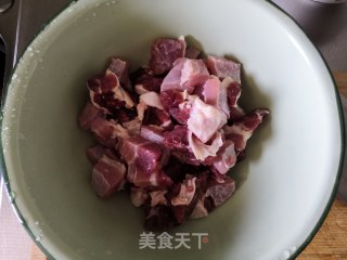 酸菜烧牛腩步骤1