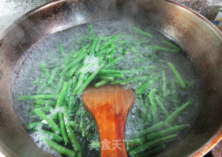 榨菜丝炒豇豆步骤3