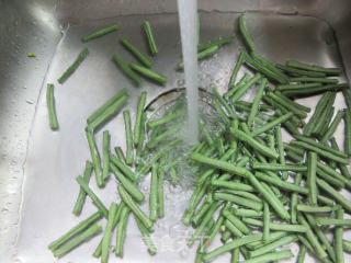 榨菜丝炒豇豆步骤2