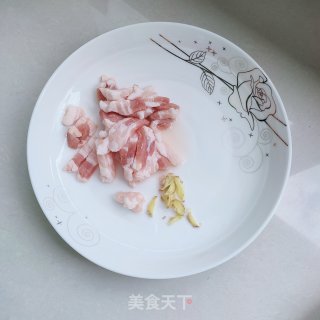 五花肉炒韭苔步骤2
