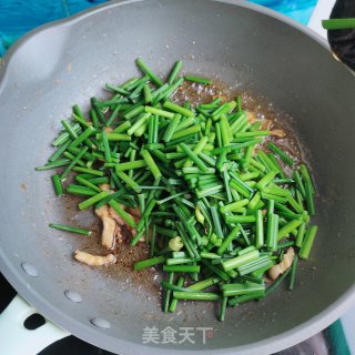 五花肉炒韭苔步骤7