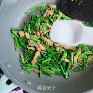 五花肉炒韭苔步骤8