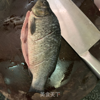 黄豆酱蒸鲫鱼步骤1