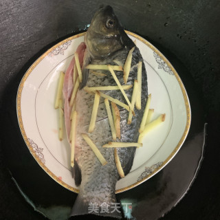 黄豆酱蒸鲫鱼步骤4